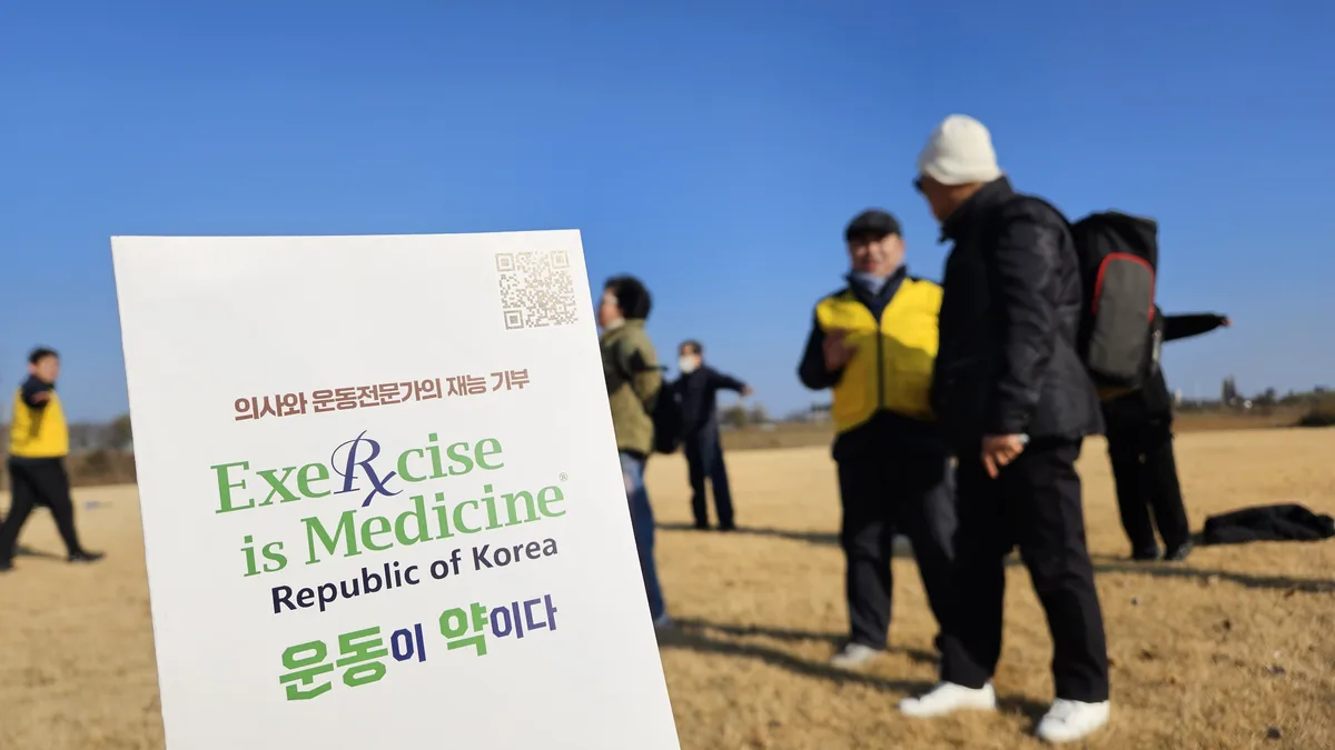 야외 걷기행사에 참여한 시민들